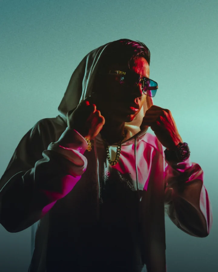 Artista de Weekend On Fire con capucha y lentes